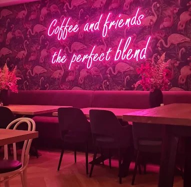 Vrouwen 1 genieten bij lunchroom Engelhard in Den Haag