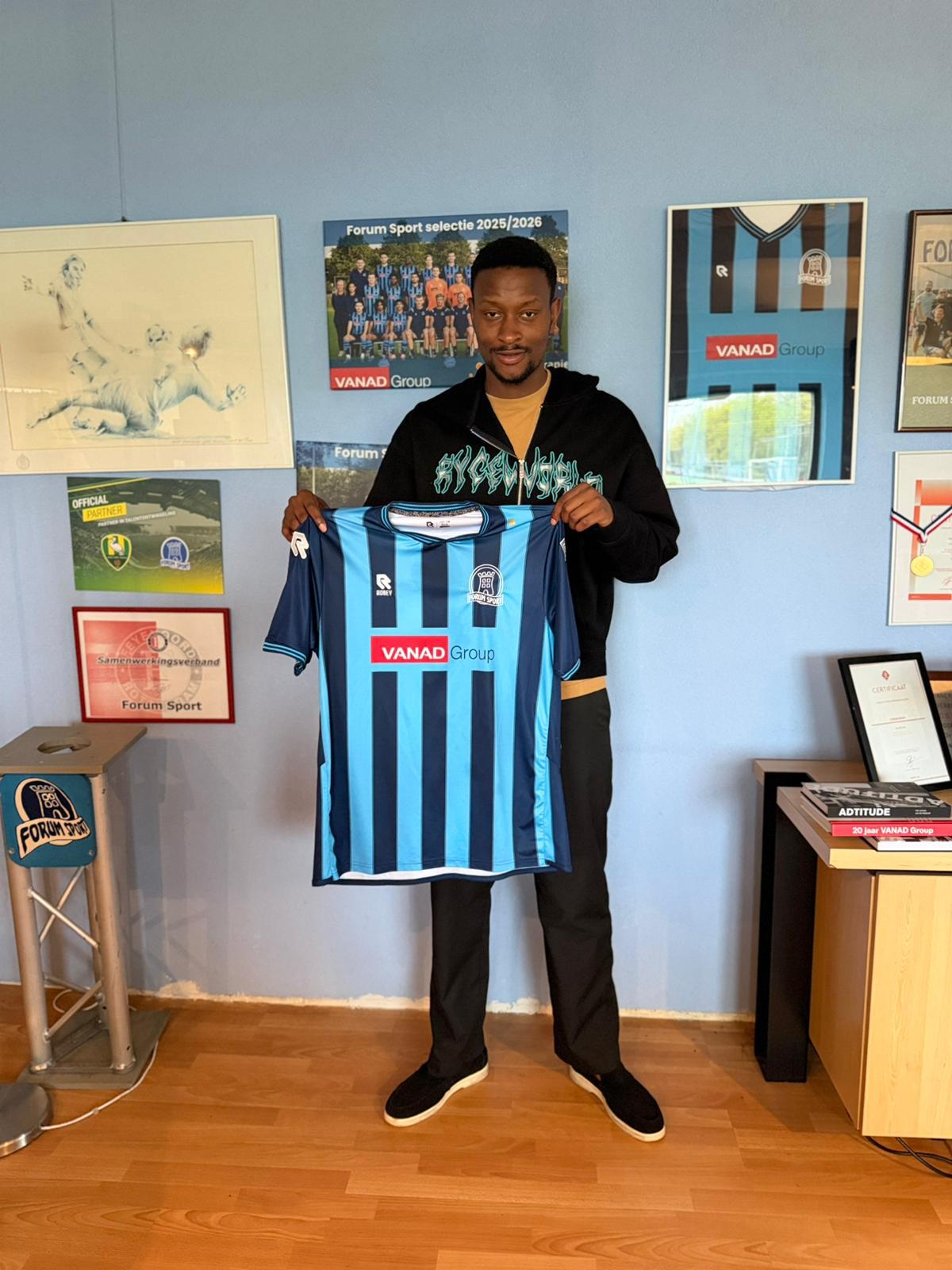 Kevin Adebesin volgend seizoen in shirt van Forum Sport.