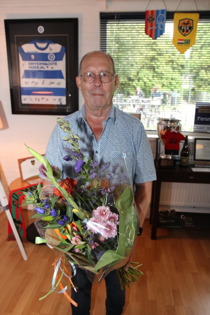 Klaas Groenenberg krijgt speld voor 65 jaar lidmaatschap.