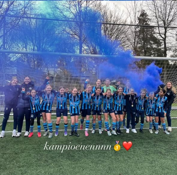 Onze Mo13-1 (ongeslagen) winterkampioen!!🩵💙 Gefeliciteerd meiden💪🏼⚽️