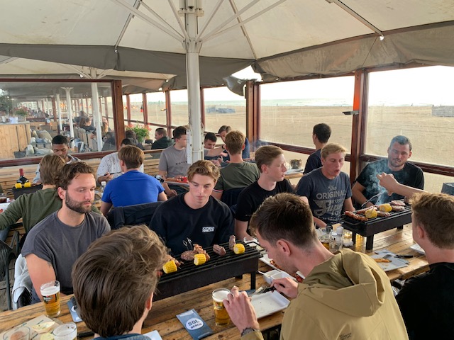 Forum Sport 3 sluit seizoen 2019/2020 af met barbecue in Solbeach aan het strand van Scheveningen. Liam Wynne wordt gekozen tot speler van het jaar