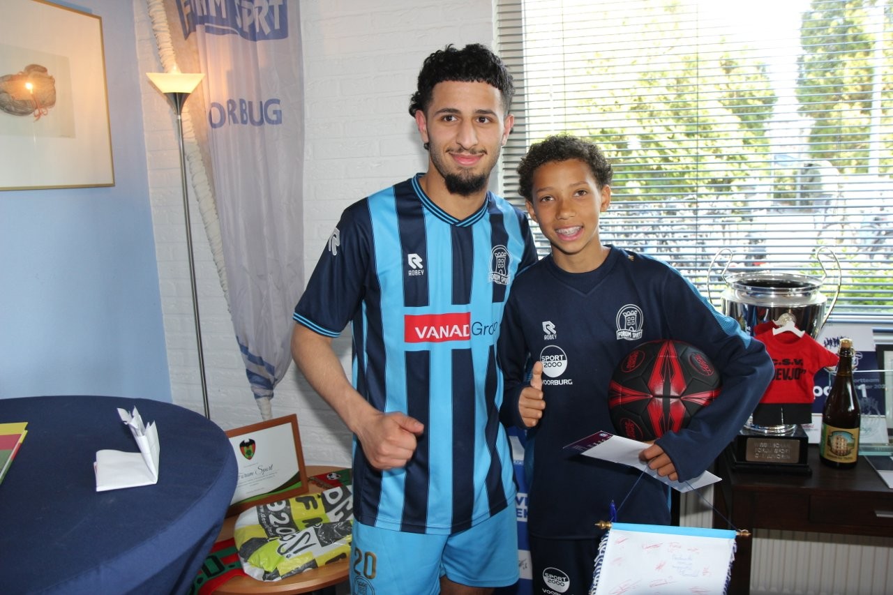 Pupil van de week Jemaro Miranda werd extra verrast door man of the match Mohamed Charif!